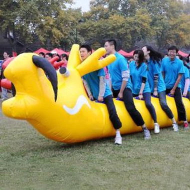 Dziwna nadmuchiwana smokowa łódź